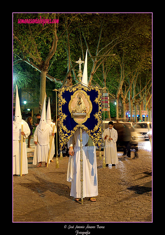 Nazareno portando el Simpecado de la Hermandad de las Cinco Llagas