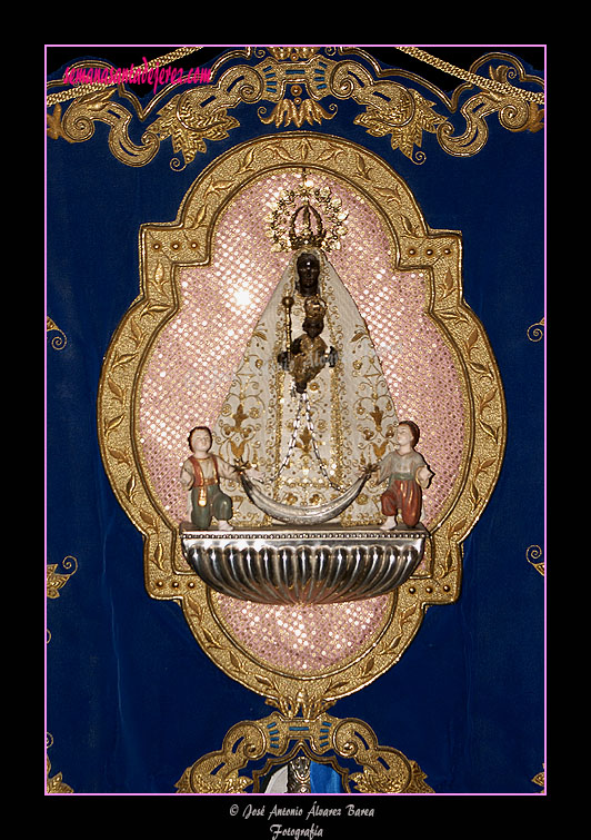 Virgen de la Merced en el Simpecado de la Hermandad de las Cinco Llagas