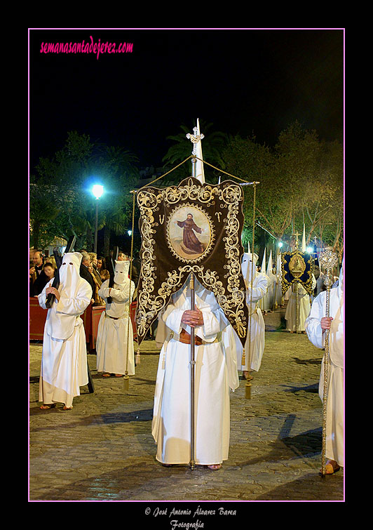 Nazareno portando el Guión Franciscano de la Hermandad de las Cinco Llagas