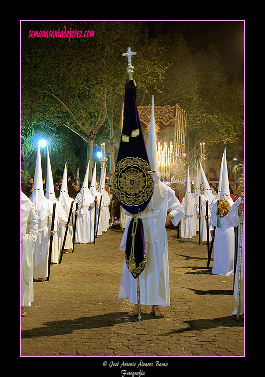 Nazareno portando el Estandarte de la Hermandad de las Cinco Llagas