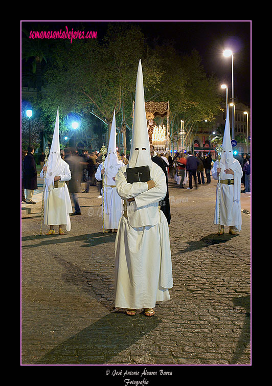 Nazareno portando el Libro de Difuntos de la Hermandad de las Cinco Llagas