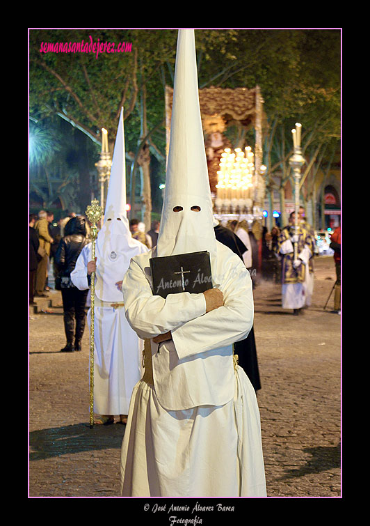 Nazareno portando el Libro de Difuntos de la Hermandad de las Cinco Llagas