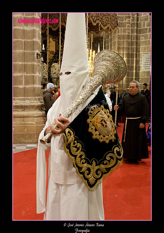 Nazareno portando bocina de la Hermandad de las Cinco Llagas