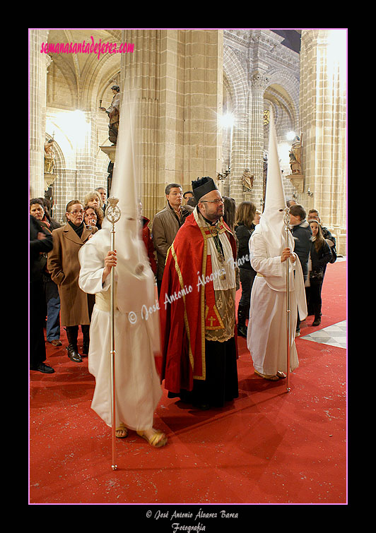 Preste acompañado de acólitos del Paso de Palio de la Hermandad de las Cinco Llagas