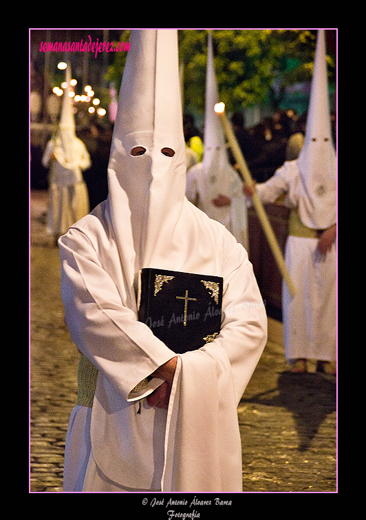 Nazareno portando el Libro de Difuntos de la Hermandad de las Cinco Llagas