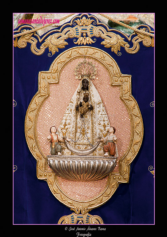 Detalle de la Virgen de la Merced en el Simpecado de la Hermandad de las Cinco Llagas