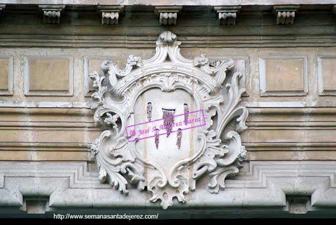 Escudo en la portada principal de la Iglesia Conventual de San Francisco