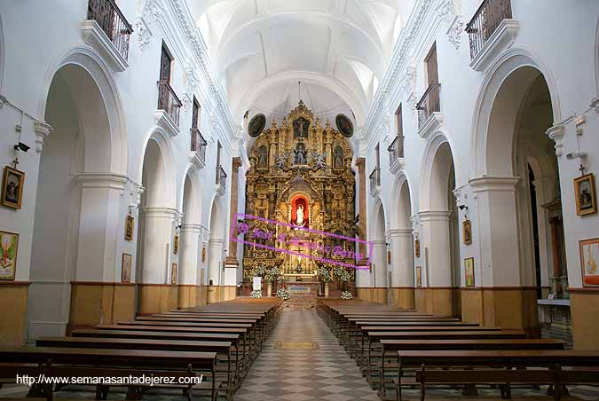 Nave central de Convento de San Francisco. Al fondo, el retablo Mayor, barroco, de principios del XVIII 