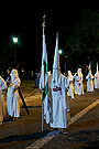 Nazareno portando la Bandera de la Virgen de la Hermandad de las Cinco Llagas