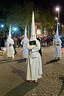 Nazareno portando el Libro de Difuntos de la Hermandad de las Cinco Llagas