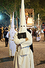 Nazareno portando el Libro de Difuntos de la Hermandad de las Cinco Llagas