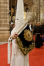 Nazareno portando bocina de la Hermandad de las Cinco Llagas