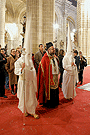 Preste acompañado de acólitos del Paso de Palio de la Hermandad de las Cinco Llagas