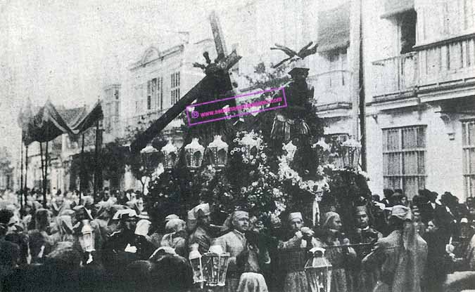 Jesús Nazareno por la calle Corredera en los primeros años del siglo XX. El palio de respeto figuraba tras el paso. 