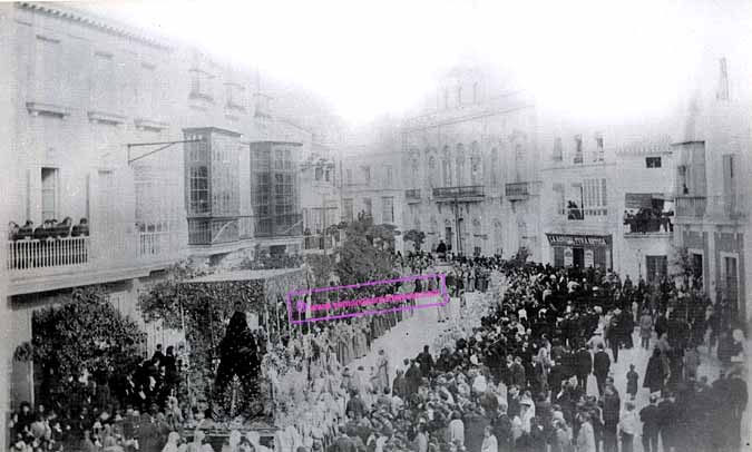 Cortejo del Palio de Nuestra Señora del Traspaso a principios de siglo en el último tramo de la calle Larga. El palio tiene diez varales. 