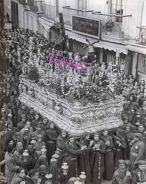 El paso de Jesús Nazareno en la Lancería, de regreso a San Juan de Letran a finales de los años 40. 