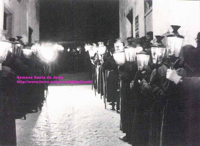 Las hermanas de Jesús camino de la Alameda Vieja con sus faroles. 