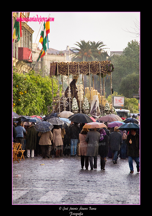 El Paso de Palio de Nuestra Madre y Señora del Traspaso recogiéndose bajo la lluvia en la capilla de San Juan de Letrán