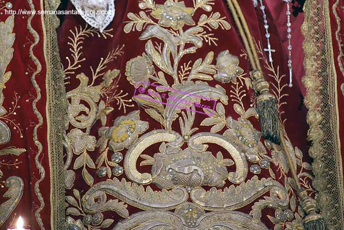 Detalle de los bordados de la saya de salida de Nuestra Madre y Señora del Traspaso