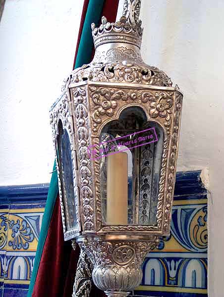 Farol que acompaña a la Cruz de Guía de la Hermandad del Nazareno 