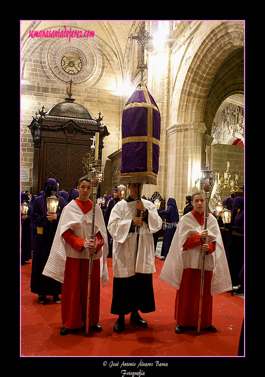 Cruz Parroquial con manguilla de la Hermandad del Nazareno