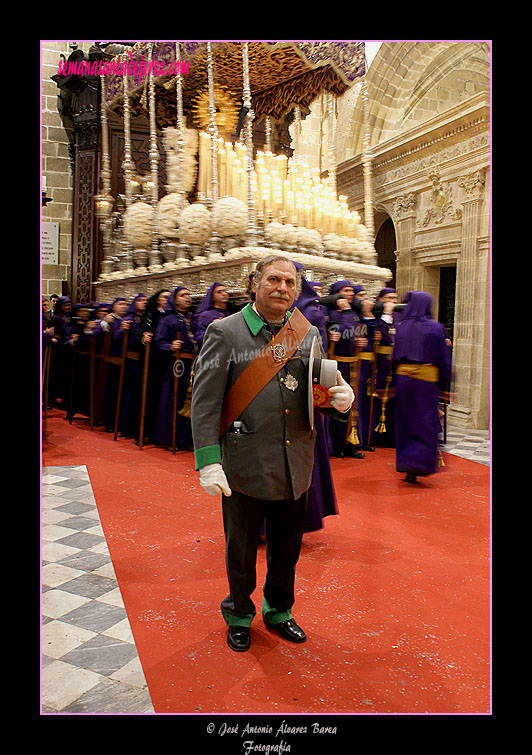 Guarda rural escoltando el paso de palio de la Hermandad del Nazareno