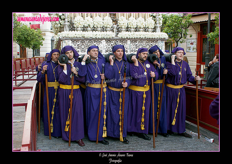 Cargadores "por fuera" en el paso de palio de la Hermandad del Nazareno