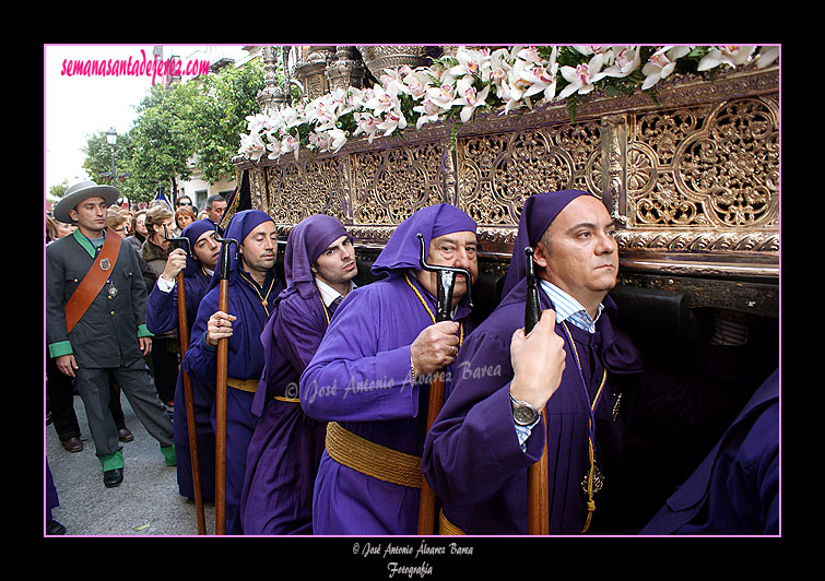 Cargadores "por fuera" en el paso de palio de la Hermandad del Nazareno