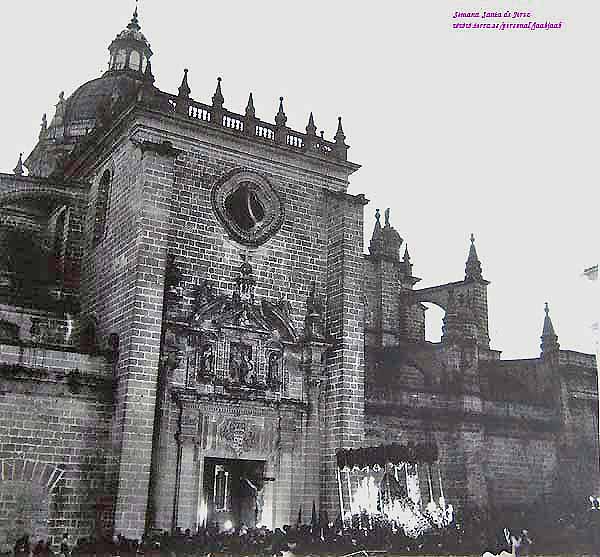 La puerta de la Encarnación sirve de fondo al encuentro del paso de la "Yedra" con el de la "Buena Muerte" (Foto: Eduardo Pereiras)