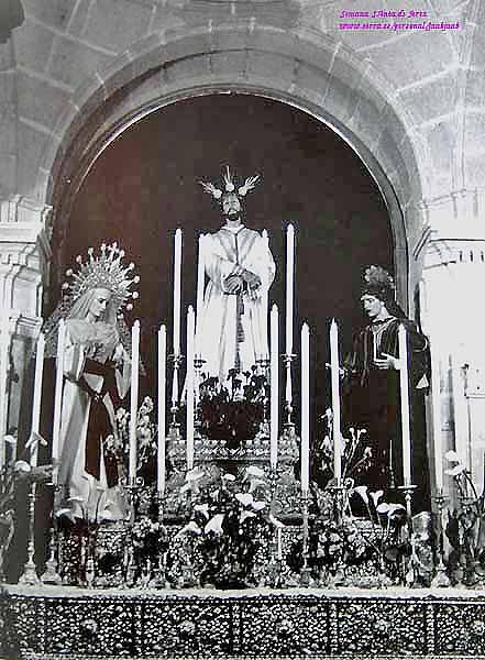 Antiguo Altar de Quinario de la Hermandad de la Sentencia y Humildad. Aún no se le habia sido donado el retablo de una de las capillas de la Iglesia de la Compañía. La imagen de San Juan pertenece a la Hermandad de las Tres Caídas (Foto: Diego Romero)