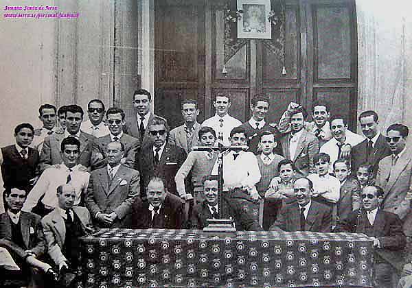 Entrañable fotografía de los años 50 de una reunión de la Hermandad de la Yedra, entre cuyos asistentes se ven a Manuel Román, José Salido, Antonio Martínez y Cristobal García Corrales, entre otros (Foto: Anónimo. Colección de Manuel Mesa)