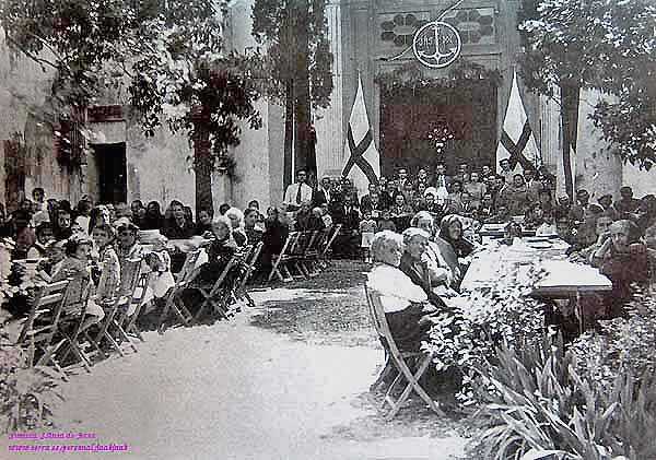 Comida a los necesitados del barrio organizada por la Hermandad de la Yedra en elpatio del antiguo Convento de Madre de Dios, de cuya Iglesia varios años salió esta Corporación nazarena (Foto: Anónimo. Colección de Manuel Mesa)