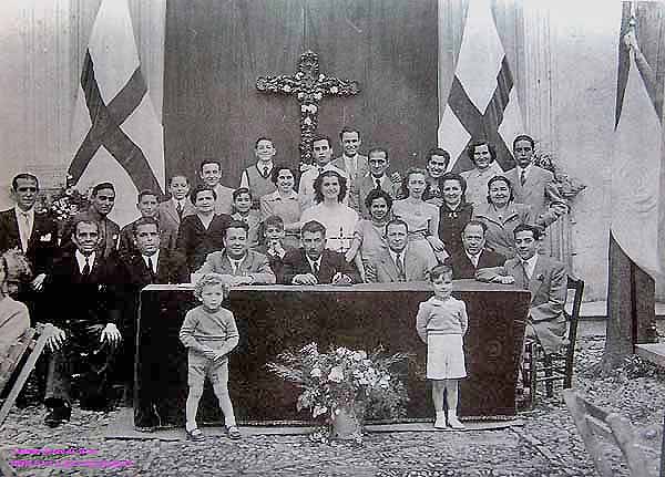 Grupo de Cofrades de la Hermandad de la Esperanza de la Yedra. Se aprecian, entre otros conocidos hermanos, a Manuel Román, José A.Pérez Aspillaga, Carlos Otero y Antonio Martínez (Foto: Manuel Mesa)