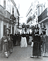 En los años 60 la Virgen de la Esperanza de la Yedra sube por la calle San Miguel camino de la Parroquia del mismo nombre, de la que salió varios años en la madrugada del Viernes Santo (Foto: Eduardo Pereiras)