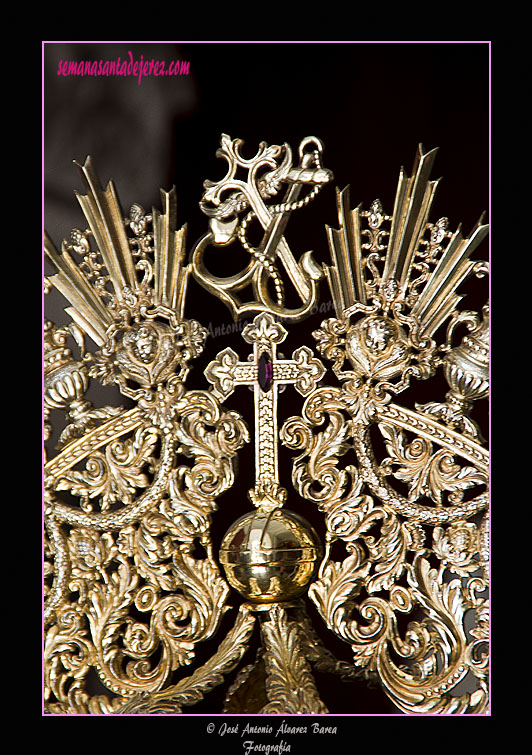 Cruz y escudo en la corona de Nuestra Señora de la Esperanza