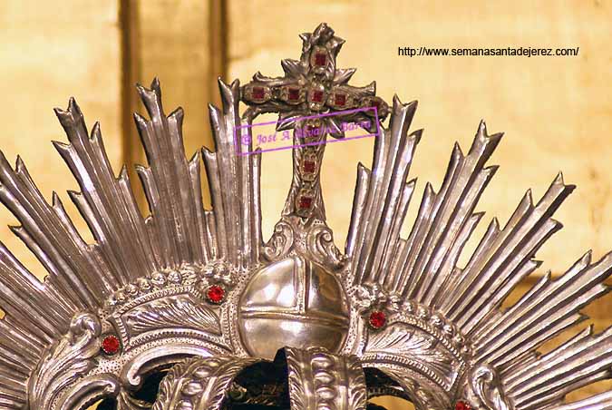 Cruz que remata la Corona de camarin de Nuestra Señora de la Esperanza