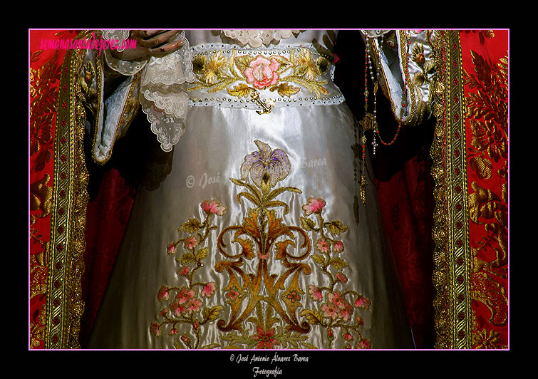 Detalle de los bordados de la saya de Nuestra Señora de la Esperanza