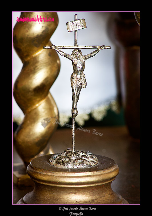 Cristo en la peana de Nuestra Señora del Rosario (Ermita de la Yedra)