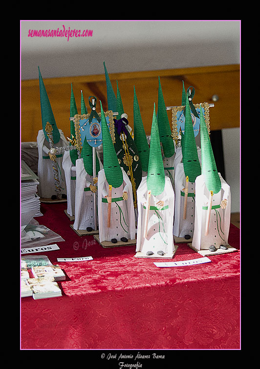 Nazarenitos de cartón en la mesa petitoria del Besamanos de Nuestra Señora de la Esperanza 2011