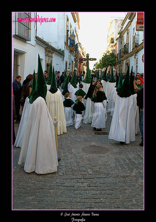 Nazarenos de la Hermandad de la Yedra