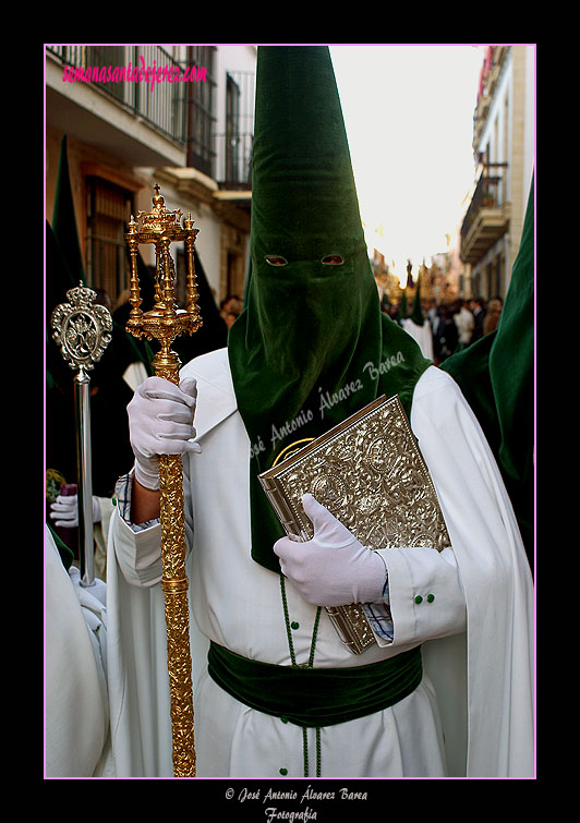 Nazareno que porta el Libro de Reglas de la Hermandad de la Yedra