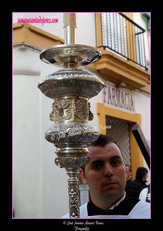 Acólito con cirial que acompaña a la Cruz Parroquial de la Hermandad de la Yedra