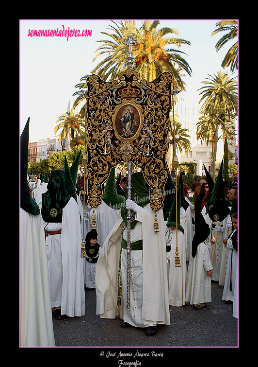 Nazareno portando el Simpecado de la Hermandad de la Yedra