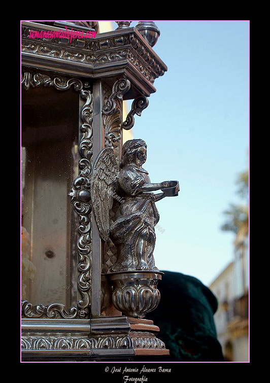 Detalle de farol que acompaña al Simpecado de la Hermandad de la Yedra