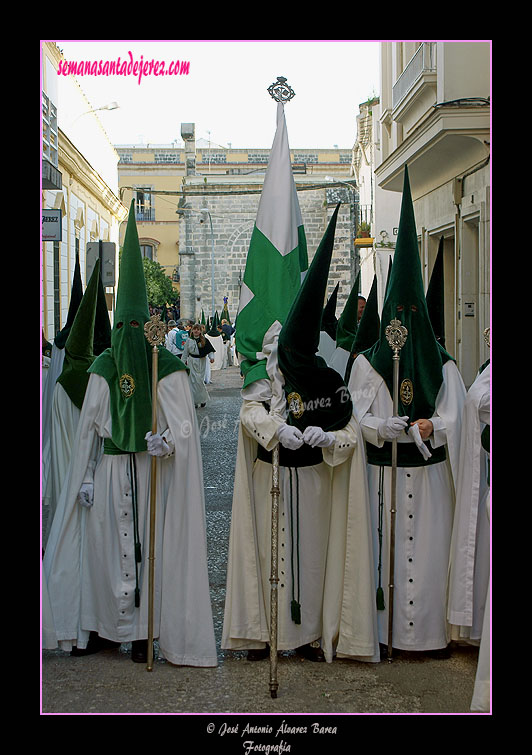 Nazareno portando la Bandera de la Virgen de la Hermandad de la Yedra