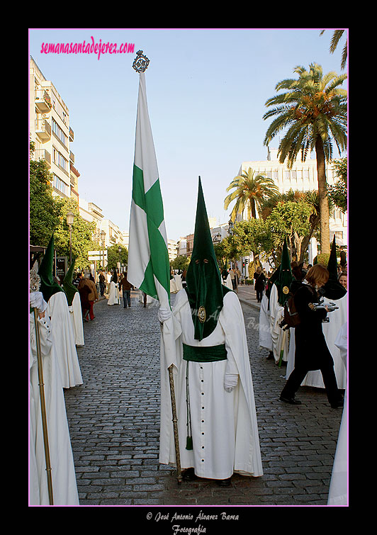 Nazareno portando la Bandera de la Virgen de la Hermandad de la Yedra