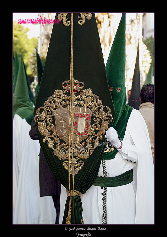 Nazareno portando el Estandarte de la Hermandad de la Yedra