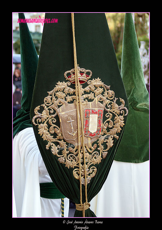 Nazareno portando el Estandarte de la Hermandad de la Yedra