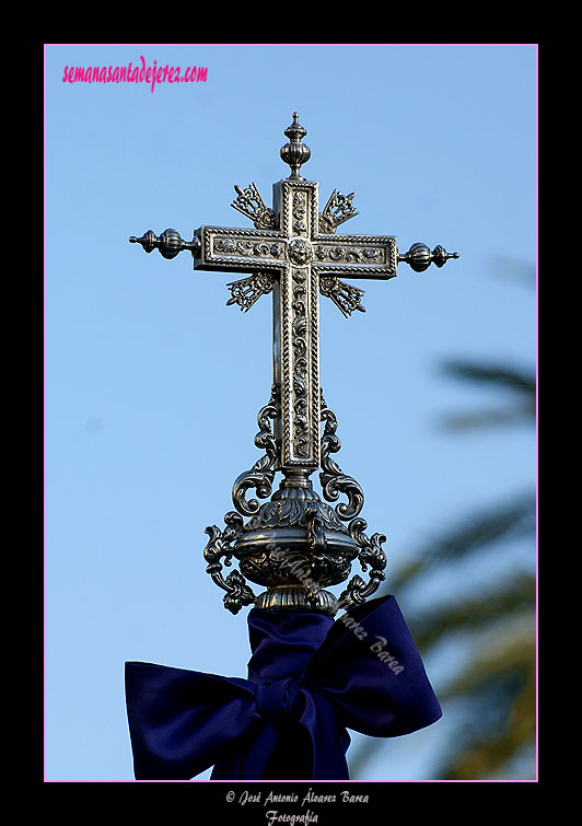 Cruz que remata el asta del Estandarte de la Hermandad de la Yedra