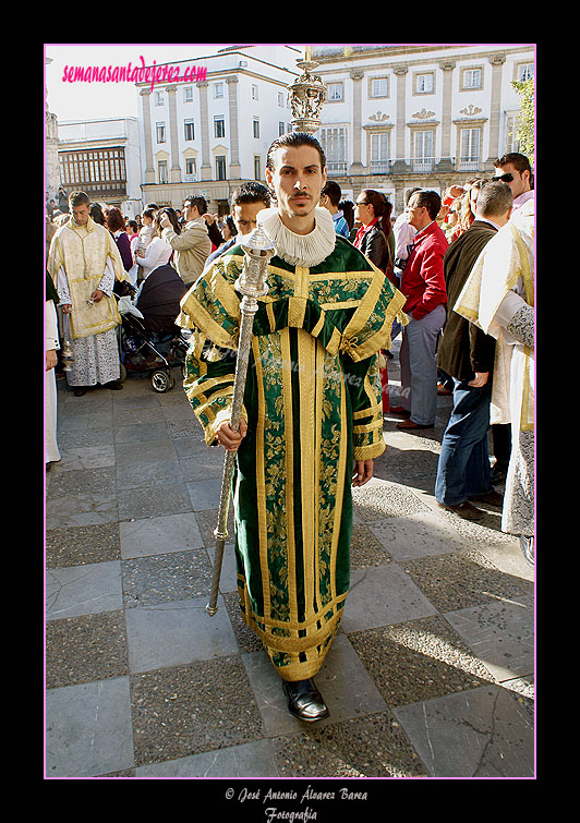 Pertiguero del Cuerpo de Acólitos del paso de palio de la Hermandad de la Yedra